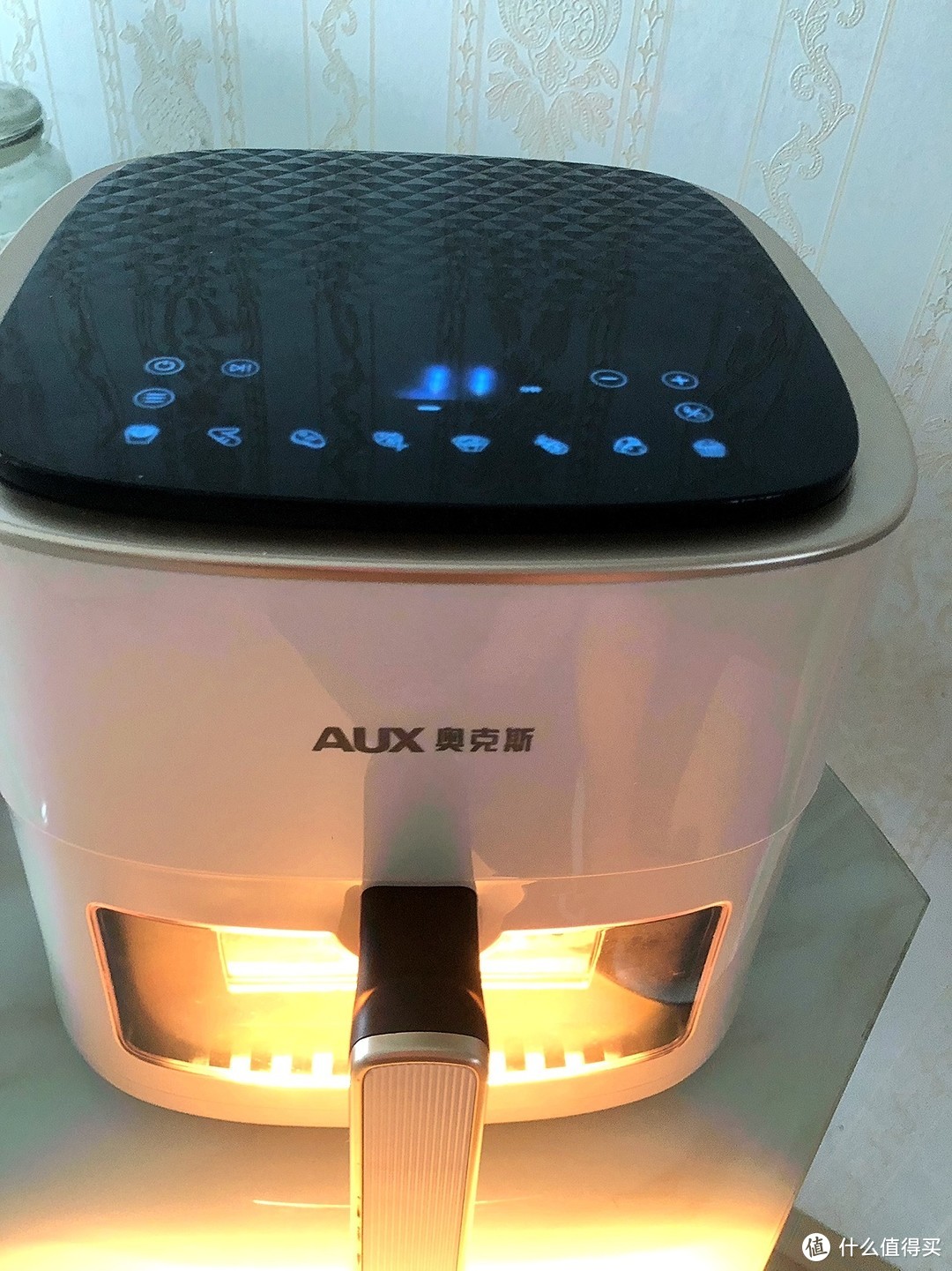 空气炸锅作为现代家庭中的烹饪设备，具有易用的特点